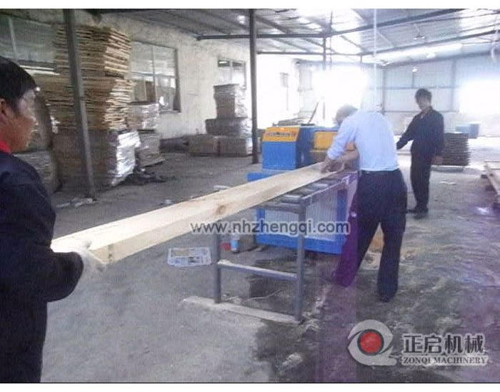 江蘇盱眙4米長松木方木15CM機(jī)現(xiàn)場加工